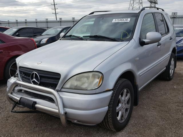 4JGAB72E7XA097827 - 1999 MERCEDES-BENZ ML 430 SILVER photo 2