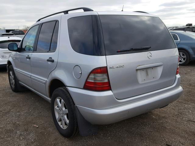 4JGAB72E7XA097827 - 1999 MERCEDES-BENZ ML 430 SILVER photo 3