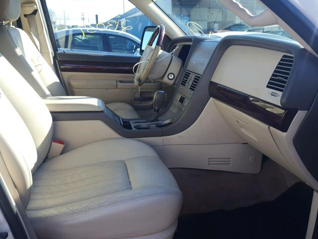 5LMEU88H04ZJ48596 - 2004 LINCOLN AVIATOR 白色 照片 5