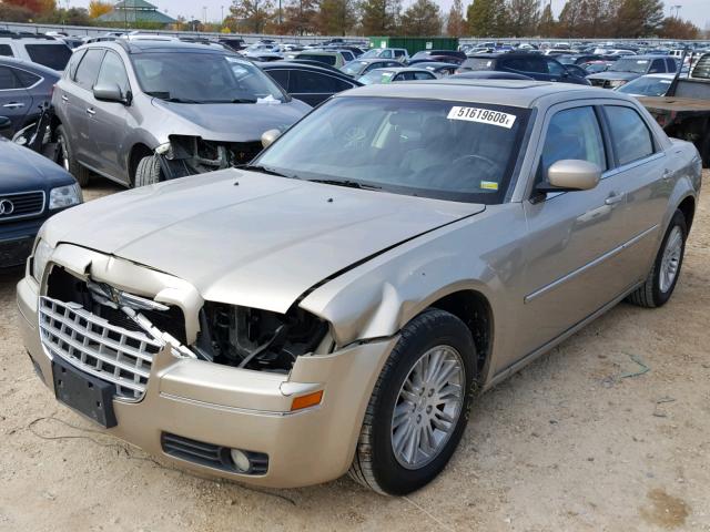 2C3KA53V89H584106 - 2009 CHRYSLER 300 TOURIN GOLD photo 2