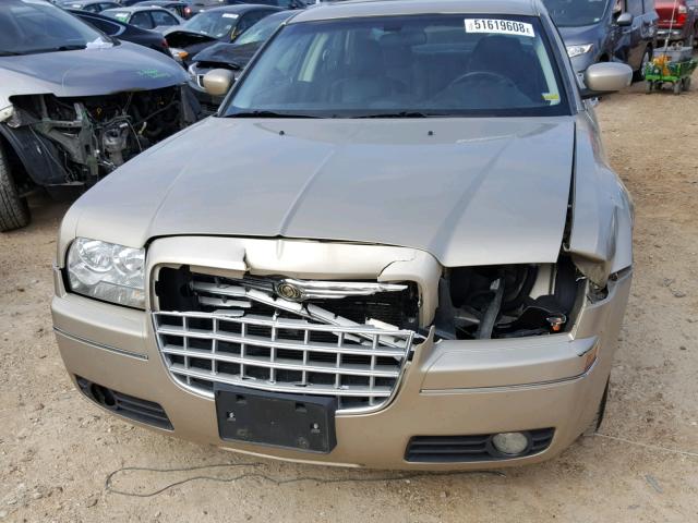 2C3KA53V89H584106 - 2009 CHRYSLER 300 TOURIN GOLD photo 9