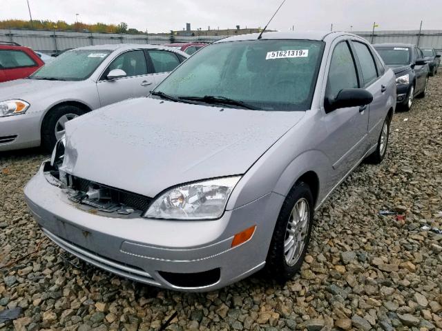 1FAFP34N17W256884 - 2007 FORD FOCUS ZX4 SILVER photo 2