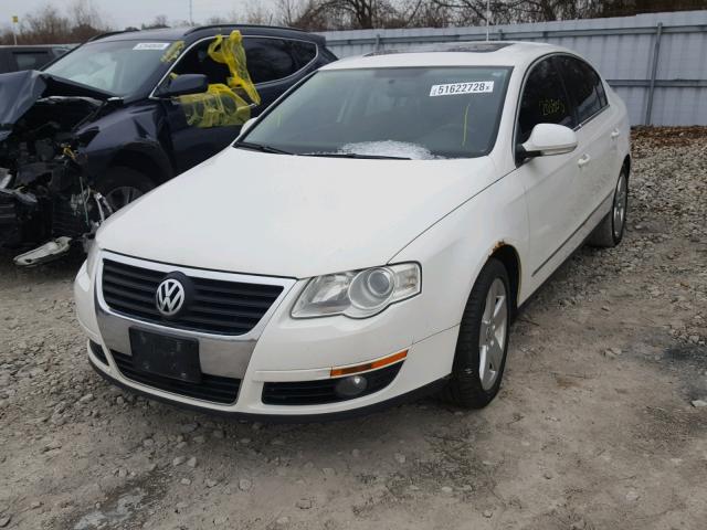 WVWAK73C49E061610 - 2009 VOLKSWAGEN PASSAT KOM WHITE photo 2