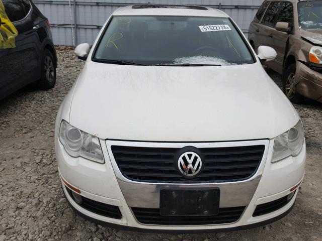 WVWAK73C49E061610 - 2009 VOLKSWAGEN PASSAT KOM WHITE photo 9