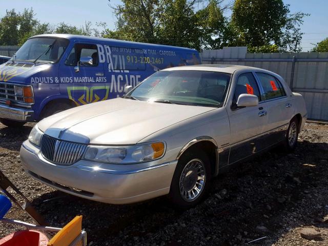 1LNHM83W92Y636342 - 2002 LINCOLN TOWN CAR C CREAM photo 2