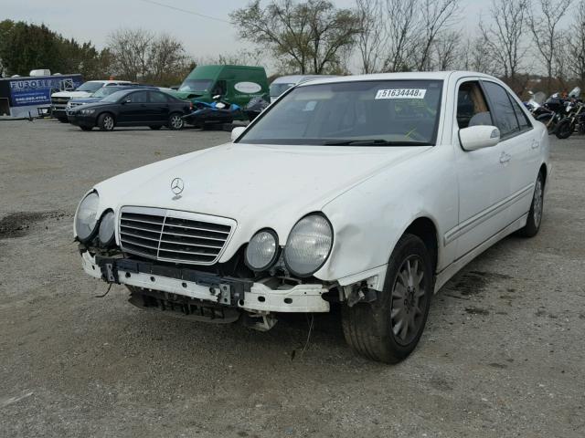 WDBJF65J0YB003972 - 2000 MERCEDES-BENZ E 320 WHITE photo 2