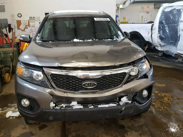 5XYKTDA29CG252450 - 2012 KIA SORENTO BA BLUE photo 9