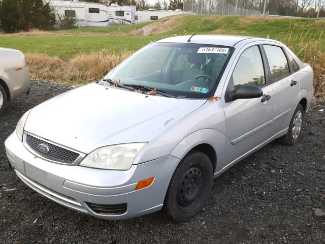 1FAFP34N45W295885 - 2005 FORD FOCUS ZX4 SILVER photo 2