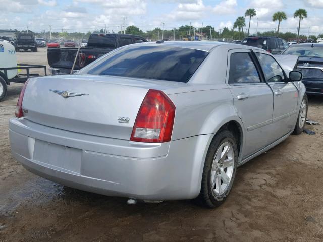 2C3KA53GX6H404220 - 2006 CHRYSLER 300 TOURIN SILVER photo 4