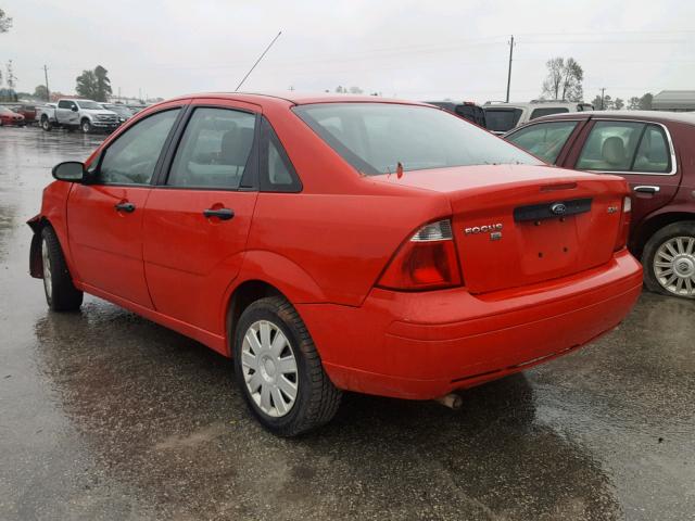 1FAFP34N06W120521 - 2006 FORD FOCUS ZX4 RED photo 3