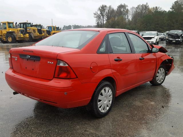 1FAFP34N06W120521 - 2006 FORD FOCUS ZX4 RED photo 4