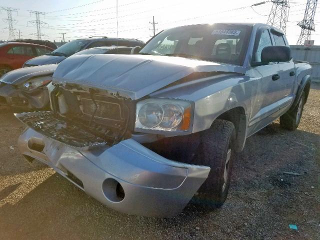 1D7HW48N55S159428 - 2005 DODGE DAKOTA QUA SILVER photo 2