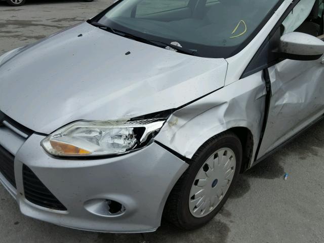 1FAHP3F22CL413216 - 2012 FORD FOCUS SE SILVER photo 9