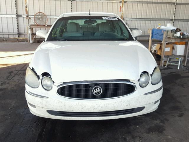 2G4WD532551256618 - 2005 BUICK LACROSSE C WHITE photo 9