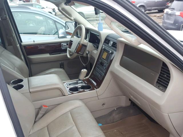 5LMJJ3J52BEJ09684 - 2011 LINCOLN NAVIGATOR WHITE photo 5