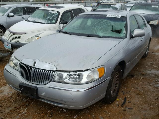 1LNHM83W52Y605251 - 2002 LINCOLN TOWN CAR C SILVER photo 2