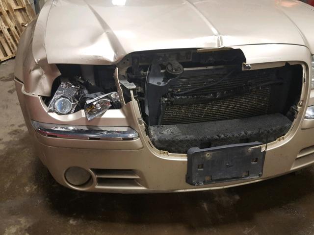 2C3KA63HX6H534576 - 2006 CHRYSLER 300C CREAM photo 9