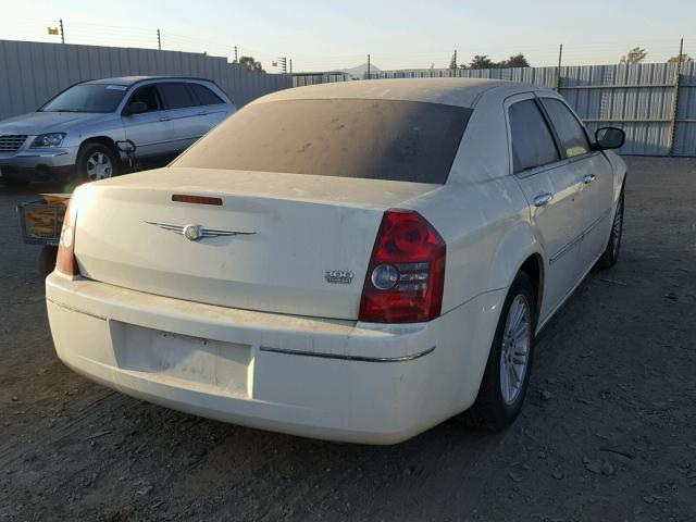 2C3CA4CD7AH244911 - 2010 CHRYSLER 300 TOURIN WHITE photo 4