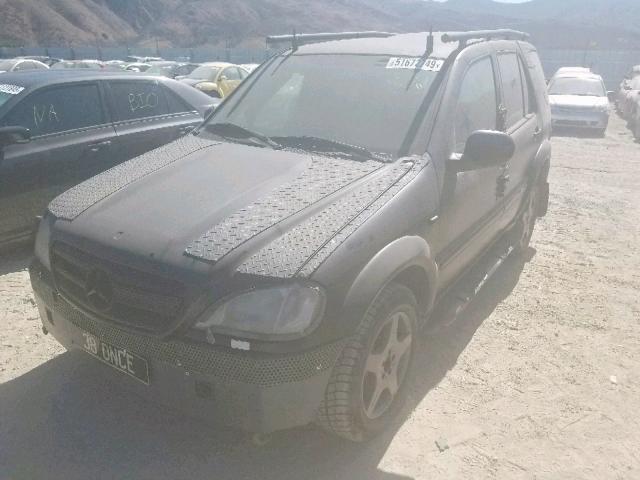 4JGAB74E8YA174185 - 2000 MERCEDES-BENZ ML 55 BLACK photo 2