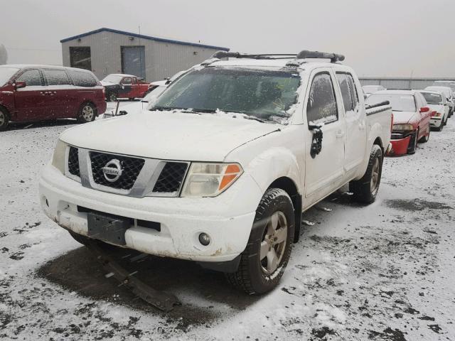 1N6AD07WX6C458684 - 2006 NISSAN FRONTIER C WHITE photo 2