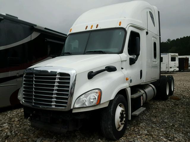 1FUJGLBG8DSBY2273 - 2013 FREIGHTLINER CASCADIA 1 WHITE photo 2