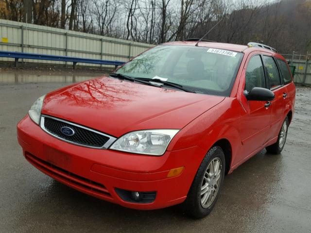 1FAFP36N85W284627 - 2005 FORD FOCUS ZXW RED photo 2