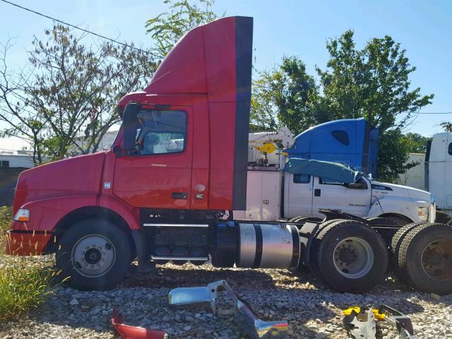 4V4MC9EG4DN131240 - 2013 VOLVO VN VNM RED photo 2