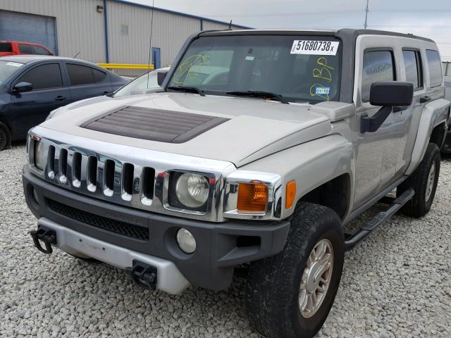 5GTEN13E488137369 - 2008 HUMMER H3 SILVER photo 2