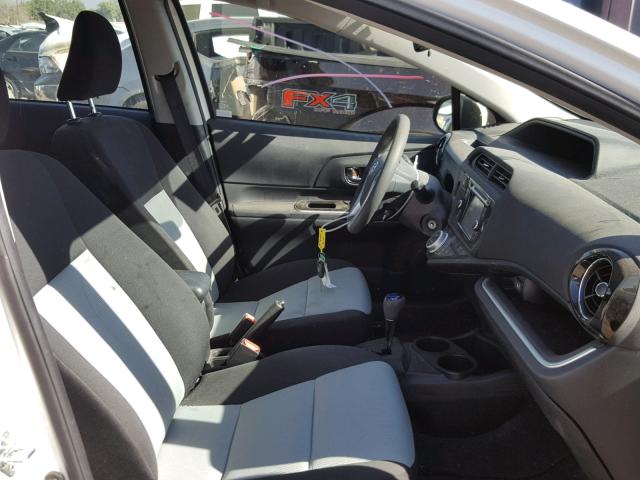 JTDKDTB38F1578601 - 2015 TOYOTA PRIUS C WHITE photo 5