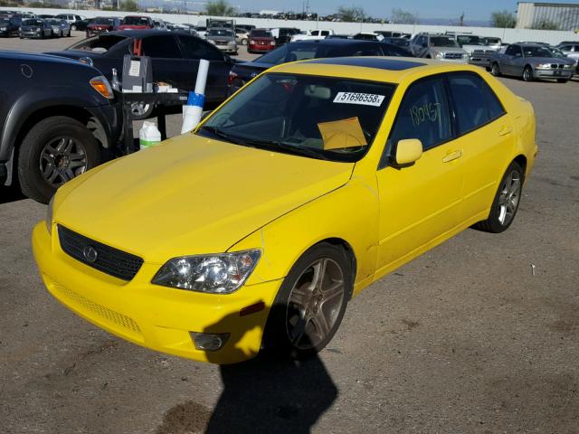 JTHBD192X20056973 - 2002 LEXUS IS 300 YELLOW photo 2