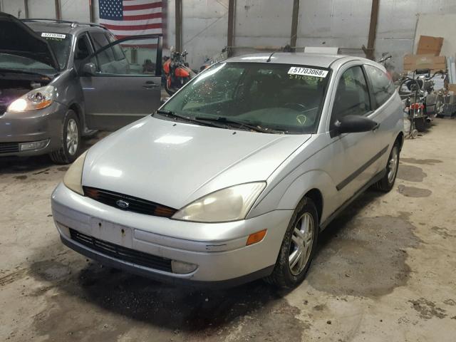 3FAHP3136YR256833 - 2000 FORD FOCUS ZX3 SILVER photo 2