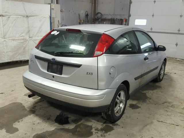 3FAHP3136YR256833 - 2000 FORD FOCUS ZX3 SILVER photo 4