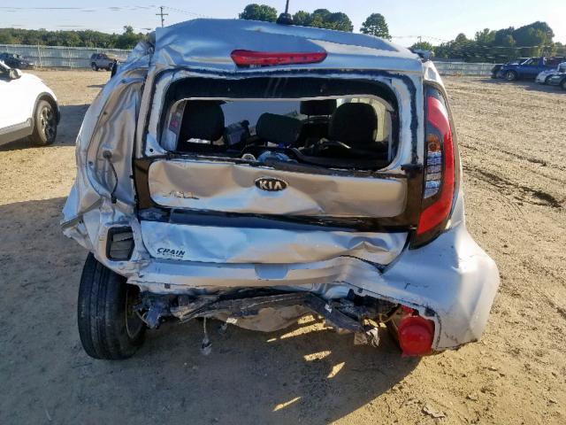 KNDJN2A28J7589745 - 2018 KIA SOUL SILVER photo 9