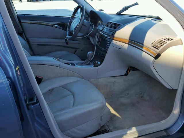 WDBUF65JX5A639149 - 2005 MERCEDES-BENZ E 320 BLUE photo 5