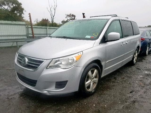 2V4RW3DG5BR669992 - 2011 VOLKSWAGEN ROUTAN SE SILVER photo 2