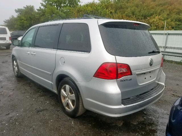 2V4RW3DG5BR669992 - 2011 VOLKSWAGEN ROUTAN SE SILVER photo 3