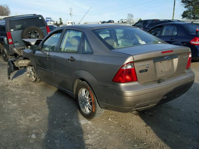 1FAFP34N95W251252 - 2005 FORD FOCUS ZX4 BEIGE photo 3