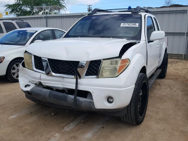 1N6AD07U05C436934 - 2005 NISSAN FRONTIER C WHITE photo 2