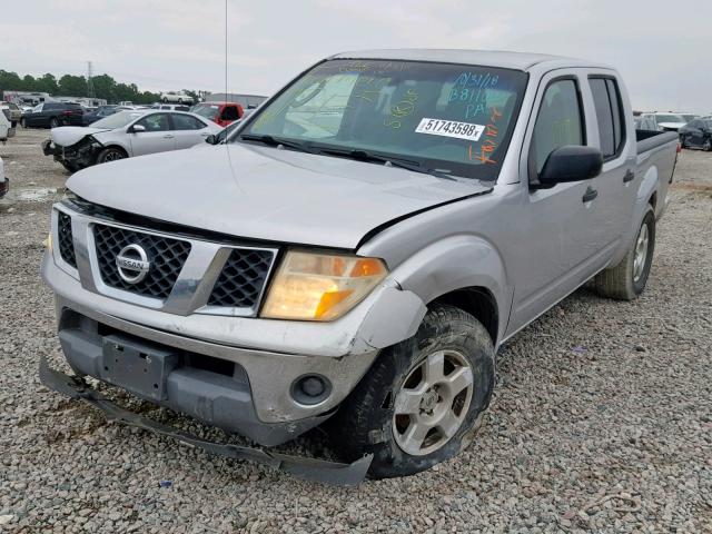 1N6AD07U06C467389 - 2006 NISSAN FRONTIER C GRAY photo 2