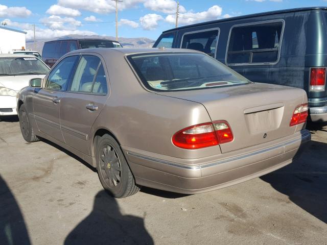 WDBJF65J5YB127669 - 2000 MERCEDES-BENZ E 320 GOLD photo 3