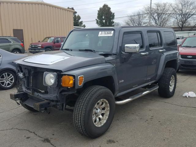 5GTEN13E788108738 - 2008 HUMMER H3 GRAY photo 2