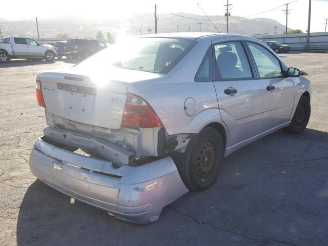 1FAFP34N95W244916 - 2005 FORD FOCUS ZX4 SILVER photo 4