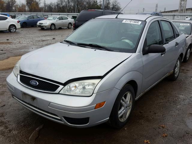 1FAFP34N57W248528 - 2007 FORD FOCUS ZX4 SILVER photo 2