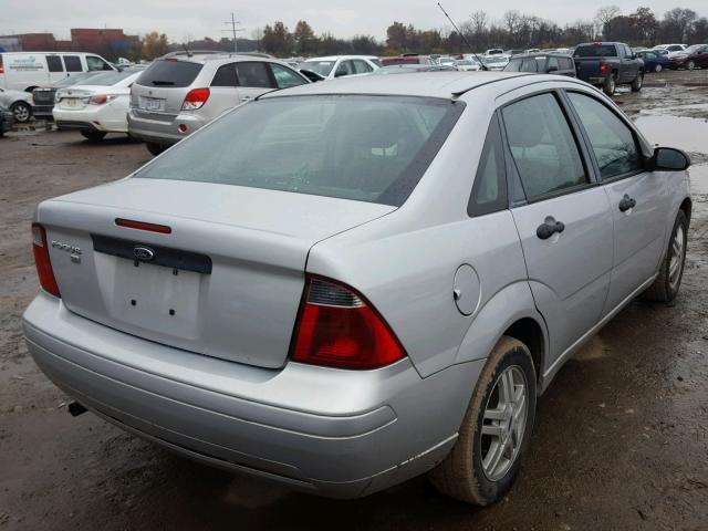 1FAFP34N57W248528 - 2007 FORD FOCUS ZX4 SILVER photo 4