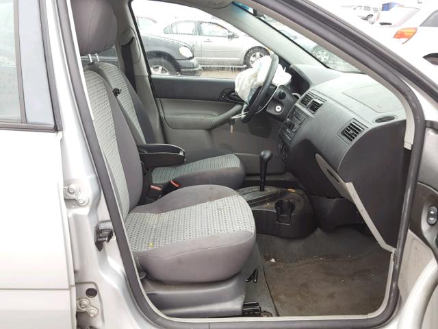 1FAFP34N57W248528 - 2007 FORD FOCUS ZX4 SILVER photo 5