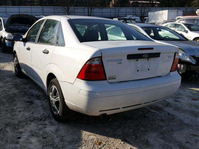 1FAHP34NX6W184705 - 2006 FORD FOCUS ZX4 WHITE photo 3