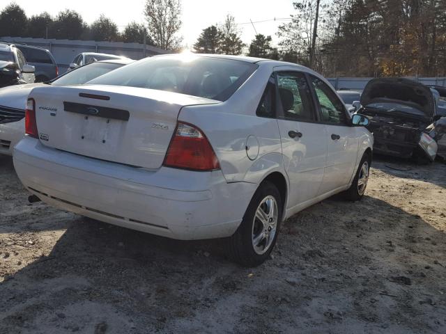 1FAHP34NX6W184705 - 2006 FORD FOCUS ZX4 WHITE photo 4