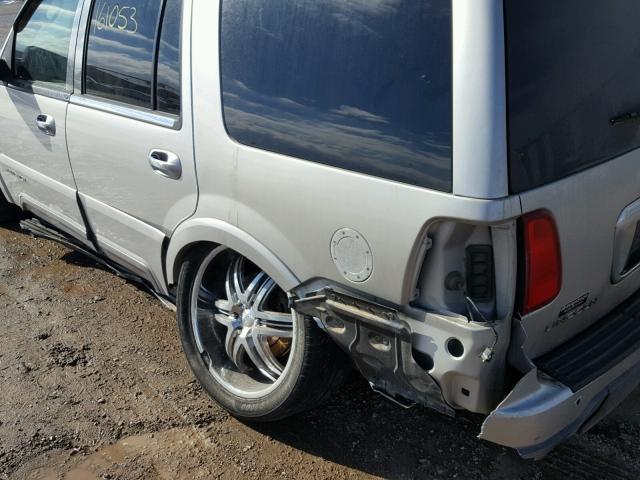 5LMFU28R83LJ35395 - 2003 LINCOLN NAVIGATOR 银色 照片 9