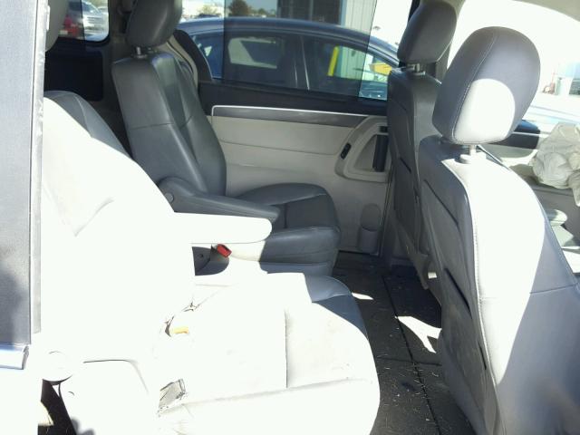 2V4RW3D15AR227367 - 2010 VOLKSWAGEN ROUTAN SE WHITE photo 6