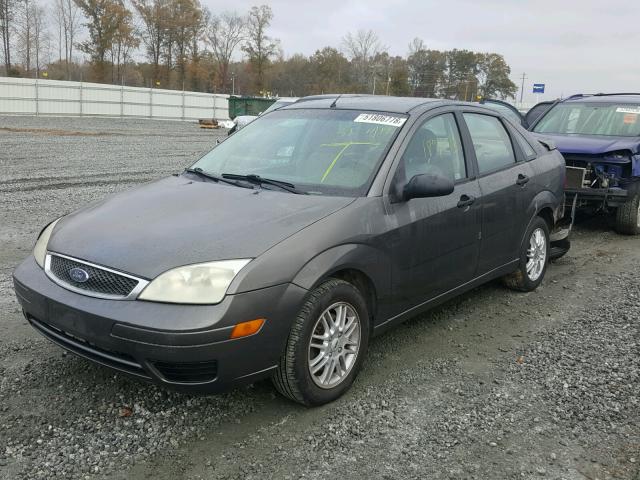 1FAFP34NX5W139723 - 2005 FORD FOCUS ZX4 GRAY photo 2